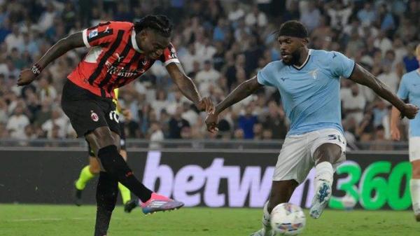 Aksi Rafael Leao dan Nuno Tavares, Lazio vs AC Milan 010924