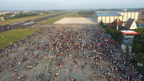Bandara Bersujud Batulicin, Kabupaten Tanah Bumbu, Kalimantan Selatan 'lumpuh' beberapa jam, Minggu (1/9/2024) pagi, setelah belasan ribu masyarakat sejak pukul 06.00 WITa 'membajak' bandara ini dengan melakukan berbagai kegiatan, dari jalan santai di runway, jogging, makan bareng hingga berswafoto. Mereka bebas melakukan apapun, tapi tidak merusak fasilitas bandara.