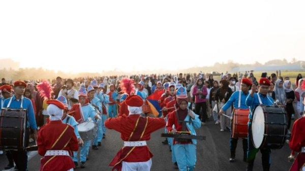 Bandara Bersujud Batulicin, Kabupaten Tanah Bumbu, Kalimantan Selatan 'lumpuh' beberapa jam, Minggu (1/9/2024) pagi, setelah belasan ribu masyarakat sejak pukul 06.00 WITa 'membajak' bandara ini dengan melakukan berbagai kegiatan, dari jalan santai di runway, jogging, makan bareng hingga berswafoto. Mereka bebas melakukan apapun, tapi tidak merusak fasilitas bandara.