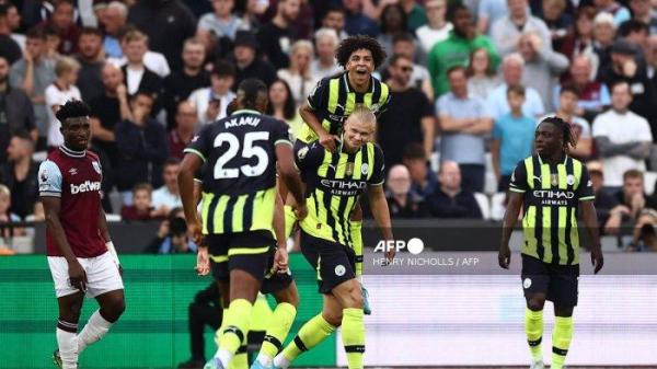 Striker Manchester City asal Norwegia #09 Erling Haaland (C) merayakan gol keduanya bersama rekan satu timnya dalam pertandingan sepak bola Liga Primer Inggris antara West Ham United dan Manchester City di Stadion London, London pada 31 Agustus 2024. (Foto oleh HENRY NICHOLLS / AFP)