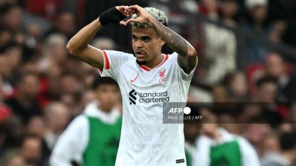 Gelandang Liverpool asal Kolombia #07 Luis Diaz merayakan gol pembuka pertandingan sepak bola Liga Primer Inggris antara Manchester United dan Liverpool di Old Trafford di Manchester, Inggris barat laut, pada 1 September 2024. <div class=