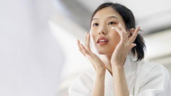 Pastikan jari bersih sebelum menggunakan eye cream.