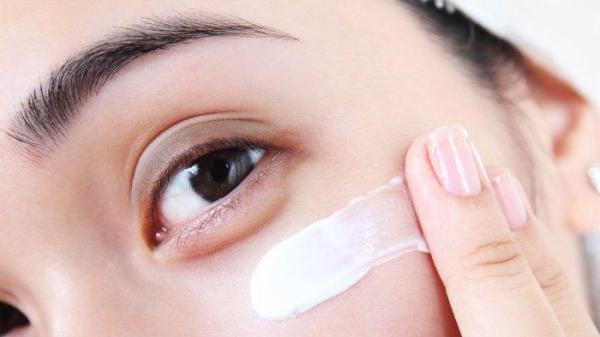 Ilustrasi menggunakan eye cream.