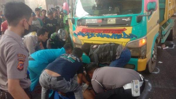 Sebuah truk terlibat kecelakaan lalu lintas dengan dua pengendara motor di Jalan Raya Cileunyi, depan RS AMC Cileunyi, Kabupaten Bandung pada Selasa (3/9/2024).