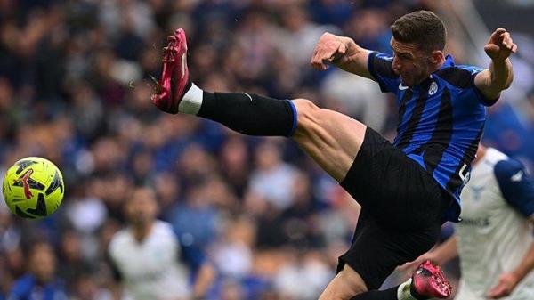 Aksi akrobatik wingback Inter Milan, Robin Gosens ketika mencetak gol ke gawang Lazio, pada giornata 32 Liga Italia Serie A, di Stadion Giuseppe Meazza, Minggu (30/4/2023).