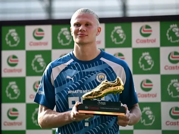 Soccer Football - Premier League - Brentford v Manchester City - Brentford Community Stadium, London, Britain - May 28, 2023 Manchester City's Erling Braut Haaland celebrates with the golden boot after the match REUTERS/Dylan Martinez EDITORIAL USE ONLY. <div class=