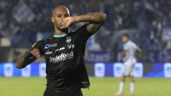 Penyerang tengah Persib Bandung, David da Silva melakukan selebrasi setelah mencetak gol ke gawang PSBS Biak pada laga perdana Liga 1 2024-2025 di Stadion Si Jalak Harupat, Kabupaten Bandung, Jawa Barat, Jumat (9/8/2024).