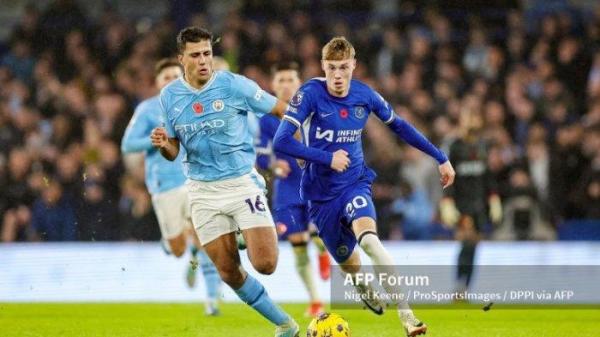 Rodri vs Cole Palmer di Liga Inggris antara Chelsea vs Manchester City, di Stamford Bridge 12 November 2023