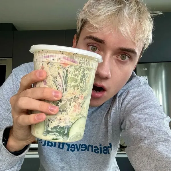 Pria ini bikin acar mentimun sambil berenang di danau