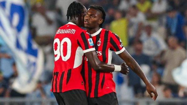 Selebrasi striker AC Milan Rafael Leao memeluk Tammy Abraham usai mencetak gol ke gawang Lazio di Liga Italia pekan ke-3, Minggu (1/9/2024) dini hari WIB.