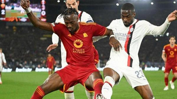 Penyerang AS Roma, Tammy Abraham saat berduel dengan bek AC Milan, Fikayo Tomori pada leg kedua babak perempat final Liga Europa di Stadio Olimpico, Jumat (19/4/2024).