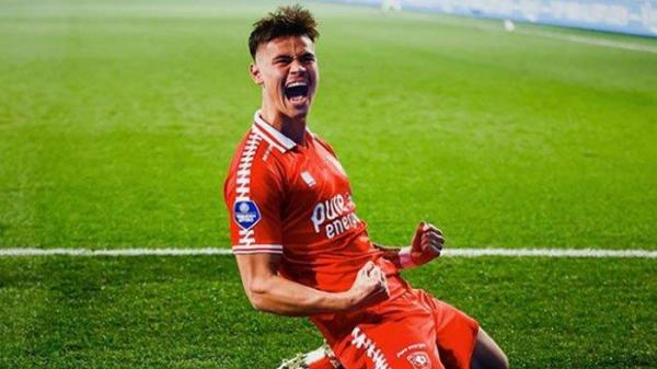 Pesepakbola klub FC Twente, Mees Hilgers akan segera membela Timnas Indonesia. Ia bakal jadi pemain termahal di skuad Garuda.