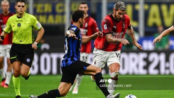 Hakan Calhanoglu vs Theo Hernandez di Liga Italia Serie A antara Inter Milan vs AC Milan di Stadion San Siro di Milan pada 16 September , 2023.