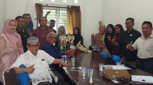 Rektor Unida, Prof Dr Syafei Ibrahim, foto bersama mahasiswa KKM saat memonitoring kegiatan mereka di Gampong Meunasah Tuha, Kecamatan Peukan Bada, Aceh Besar, baru-baru ini.