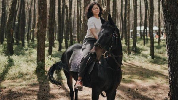 Gaya badas Dian Sastrowardoyo saat berkuda
