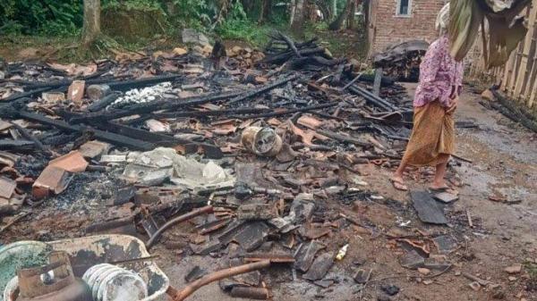 Sebuah rumah di Dusun Pereng, Desa Paspan, Kecamatan Glagah, Banyuwangi, terbakar, pada Minggu (8/9/2024) tengah malam.