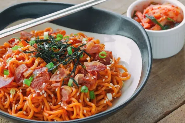 seorang remaja tewas setelah menyantap mie pedas Korea