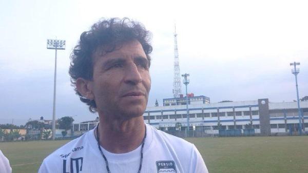 Pelatih Persib Bandung Luis Milla usai pimpin latihan di Stadion Sidolig, Kota Bandung, Jumat (2/9/2022).