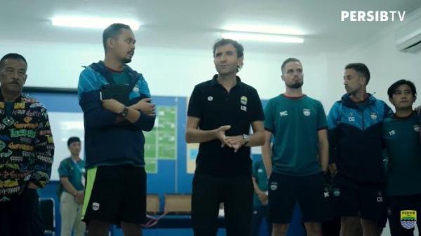Luis Milla meminta para pemainnya tidak memasang wajah muram dalam motivasi terakhirnya sebagai pelatih Persib Bandung di ruang ganti Stadion GBLA, Jumat (14/7/2023).