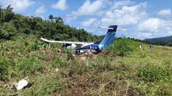 Tampak pesawat Trigana Air PK YDP ATR 42-500 tergelincir di Bandara Udara Stefanus Rumbewas - Kamanap, Kabupaten Kepulauan Yapen, Papua, Senin (9/9/2024).