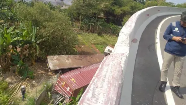 Truk kontainer jatuh dari ketinggian 15 meter Tol Cibitung-Cilincing, Bekasi.