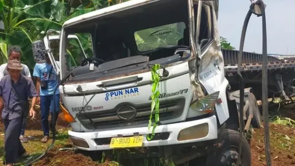 Truk kontainer jatuh dari atas Tol Cibitung-Cilincing Bekasi