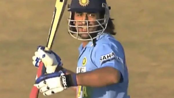 6,6,6,6,6,6,6,6... Dhoni ruthlessly thrashed the bowlers, smashed 120 runs in 25 balls, gave the team a historic victory 3 MS Dhoni