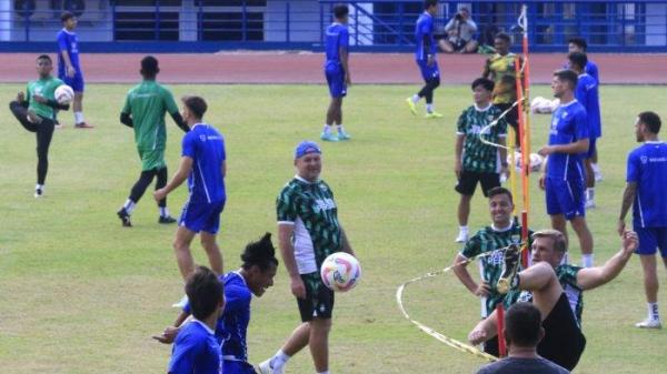 Pemain Persib Bandung menjalani sesi latihan pagi di Stadion Arcamanik, Jalan Pacuan Kuda, Kota Bandung, Jawa Barat, Kamis (5/9/2024).
