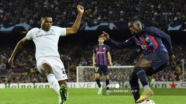 Ousmane Dembele vs Denzel Dumfries di Liga Champions Barcelona vs Inter Milan di stadion Camp Nou di Barcelona pada 12 Oktober 2022.