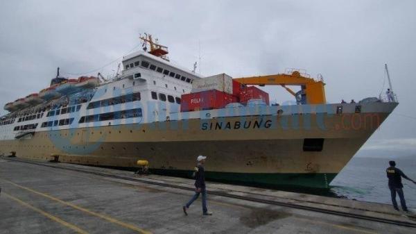 JADWAL: KM Sinabung tengah bersandar di dermaga Pelabuhan Ahmad Yani Ternate, Jumat (25/11/2022). Berikut ini Jadwal Kapal Ternate, harga tiket dan waktu keberangkatan KM Sinabung rute Ternate ke Manokwari dan Jayapura.