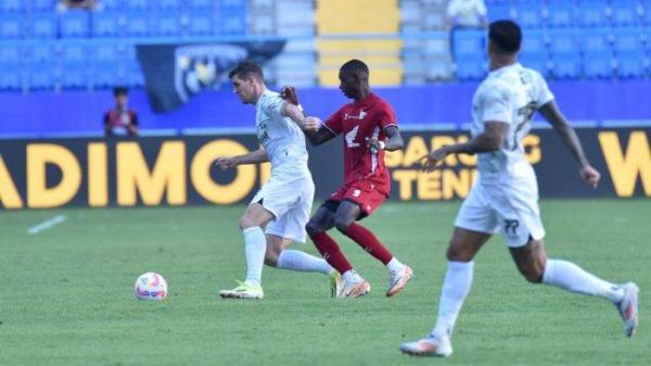 Bek Persib Bandung, Nick Kuipers dibayangi pemain PSM Makassar pada pertandingan pekan keempat Liga 1 2024/2025 di Stadion Batakan Balikpapan, Rabu, 11 September 2024.