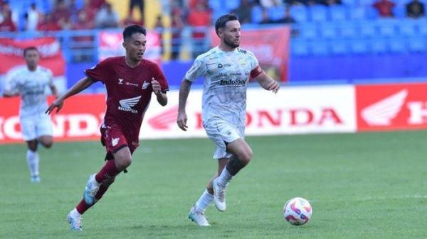 Gendang Persib Bandung, Marc Klok, menggiring bola saat berhadapan dengan PSM Makassar pada pekan keempat Liga 1 2024-2025 di Stadion Batakan, Balikpapan, Kalimantan Timur, Rabu (11/9/2024) sore. Pertandingan berakhir 0-0.