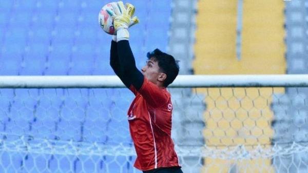 Kiper Persib Bandung, Kevin Mendoza, menangkap bola saat menjalani official training di Stadion Batakan, Balikpapan, Kalimantan Timur, Selasa (10/9/2024).