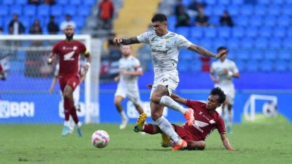 Penyerang Persib Bandung, Ciro Alves mencoba melewati pemain PSM Makassar pada pertandingan pekan keempat Liga 1 2024/2025 di Stadion Batakan Balikpapan, Rabu, 11 September 2024.  Pertandingan berakhir 0-0