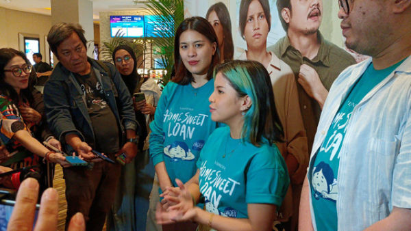 Penyanyi Idgitaf saat Nyanyikan Original Soundtrack Film Home Sweet Loan. Foto: Aprilandika Pratama/kumparan