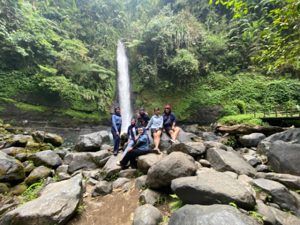 Tatan, member teman kumparan Healing, libura ke curug bersama teman. Foto: dok istimewa