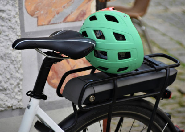 Helm sepeda yang nyaman dan berkualitas, Unsplash/ Waldemar