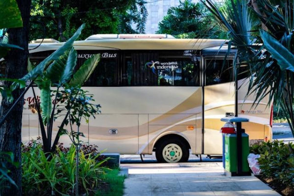 Rekomendasi Sleeper Bus Surabaya Jakarta. Foto hanyalah ilustrasi, bukan tempat sebenarnya. Sumber:unsplash/Hobi Industri.