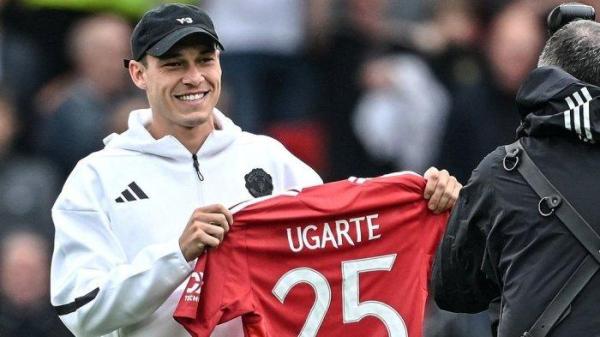 Gelandang asal Uruguay, Manuel Ugarte saat diperkenalkan sebagai pemain baru Manchester United.