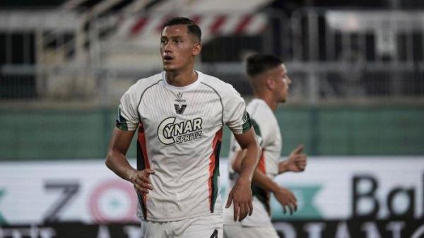 Aksi pemain Timnas Indonesia, Jay Idzes saat debut di Serie A pada laga Fiorentina vs Venezia, Minggu (26/8/2024) malam WIB.