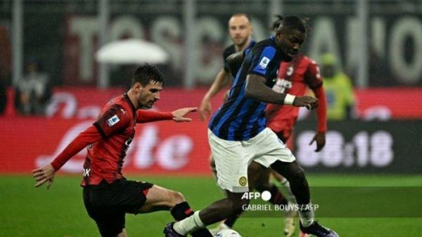 Matteo Gabbia vs Marcus Thuram di Liga Italia Serie A antara AC Milan vs Inter Milan di Stadion San Siro di Milan pada 22 April 2024.
