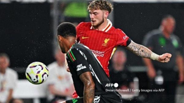 Harvey Elliott vs Gabriel Magalhaes pada pramusim Liverpool vs Arsenal di Lincoln Financial Field di Philadelphia, Pennsylvania AS, 31 Juli 2024