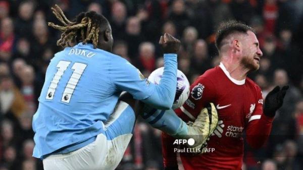 Jeremy Doku vs Alexis Mac Allister di Liga Inggris antara Liverpool vs Manchester City di Anfield di Liverpool, barat laut Inggris pada 10 Maret 2024.