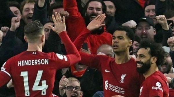 Penyerang Liverpool Cody Gakpo (tengah) merayakan gol ke gawang Manchester United dalam laga lanjutan Liga Inggris di Stadion Anfield pada Minggu (5/3/2023) malam. Liverpool menang telak 7-0.
