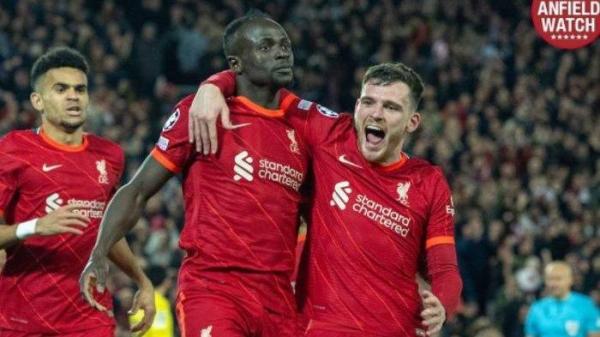 Sadio Mane (tengah) bersama rekan-rekannya.