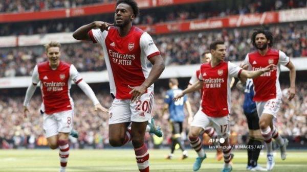 Bek Arsenal asal Portugal Nuno Tavares (kedua dari kiri) merayakan setelah mencetak gol pembuka pertandingan sepak bola Liga Inggris antara Arsenal dan Manchester United di Stadion Emirates di London pada 23 April 2022.