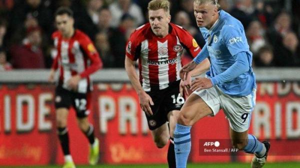 Bek Brentford Inggris #16 Ben Mee (Kiri) bersaing dengan striker Manchester City Norwegia #09 Erling Haaland selama pertandingan sepak bola Liga Premier Inggris antara Brentford dan Manchester City di Stadion Komunitas Gtech di London pada 5 Februari 2024.