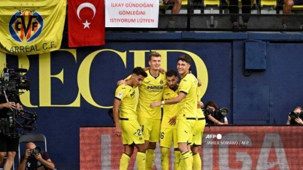Gelandang Spanyol Villarreal #16 Alex Baena merayakan dengan rekan satu timnya mencetak gol ketiga timnya selama pertandingan sepak bola Liga Spanyol antara Villarreal CF dan FC Barcelona di stadion La Ceramica di Vila-real pada 27 Agustus 2023.