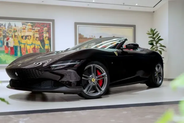 Ferrari Roma Spider meluncur di Indonesia.