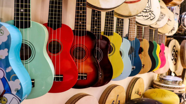 Ilustrasi Cara Memperbaiki Neck Gitar yang Bengkok, Unsplash/asliyarenpeker